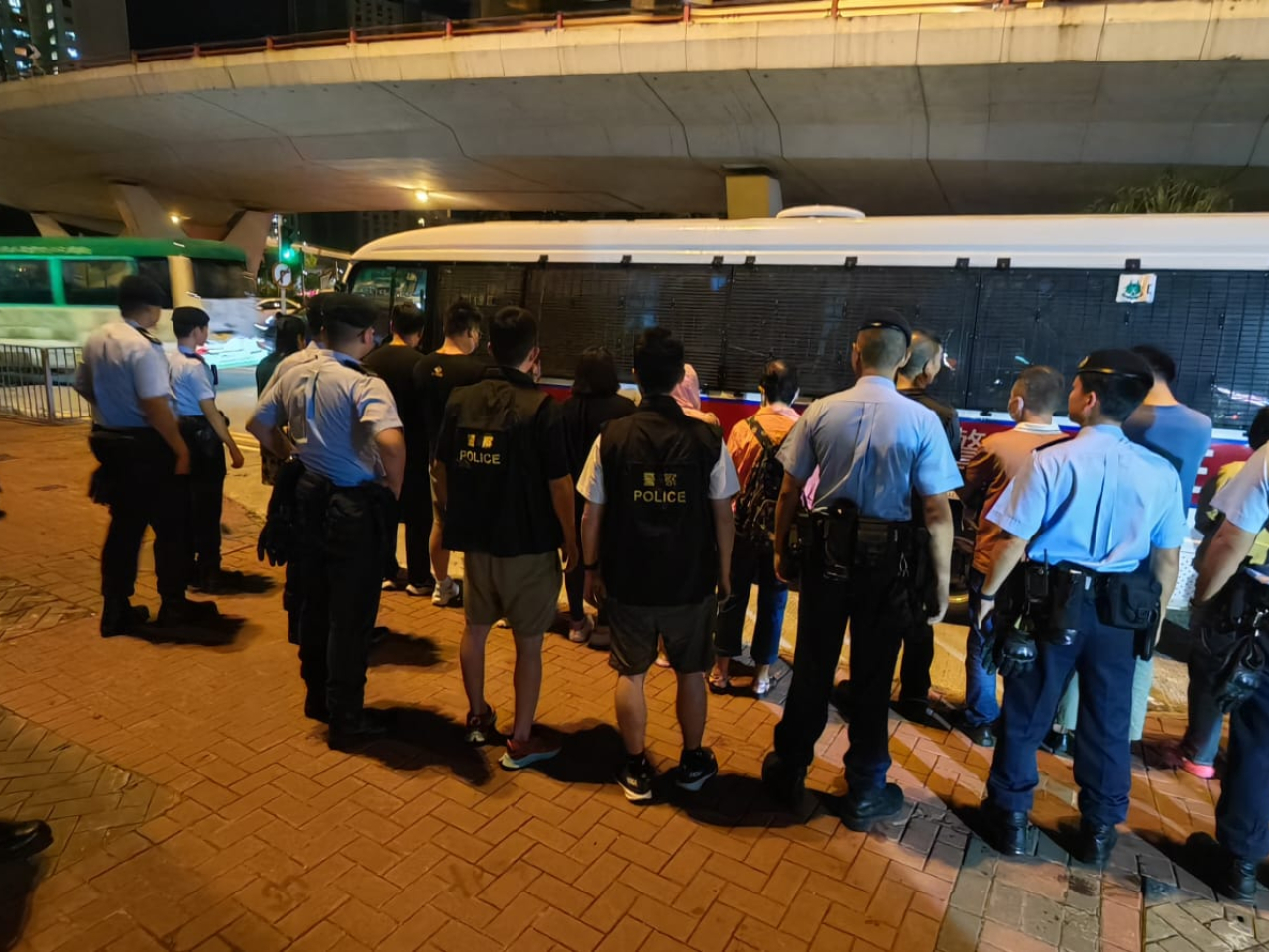 警方在牛池灣東村搗破懷疑百家樂賭檔，拘捕26人。(警方圖片)