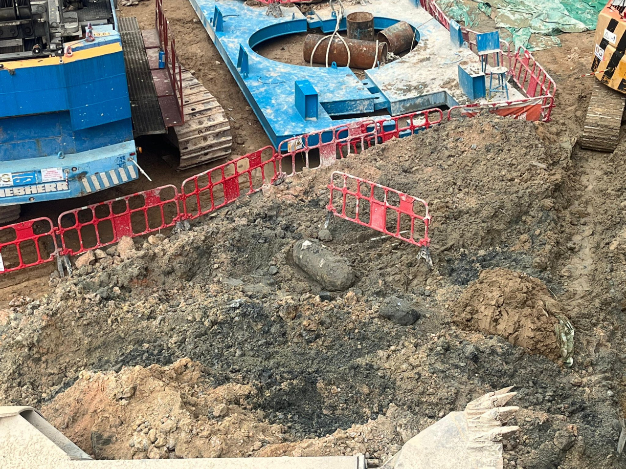 鰂魚涌濱海街一個地盤有人發現懷疑戰時炸彈。（丁江浩社交網站）