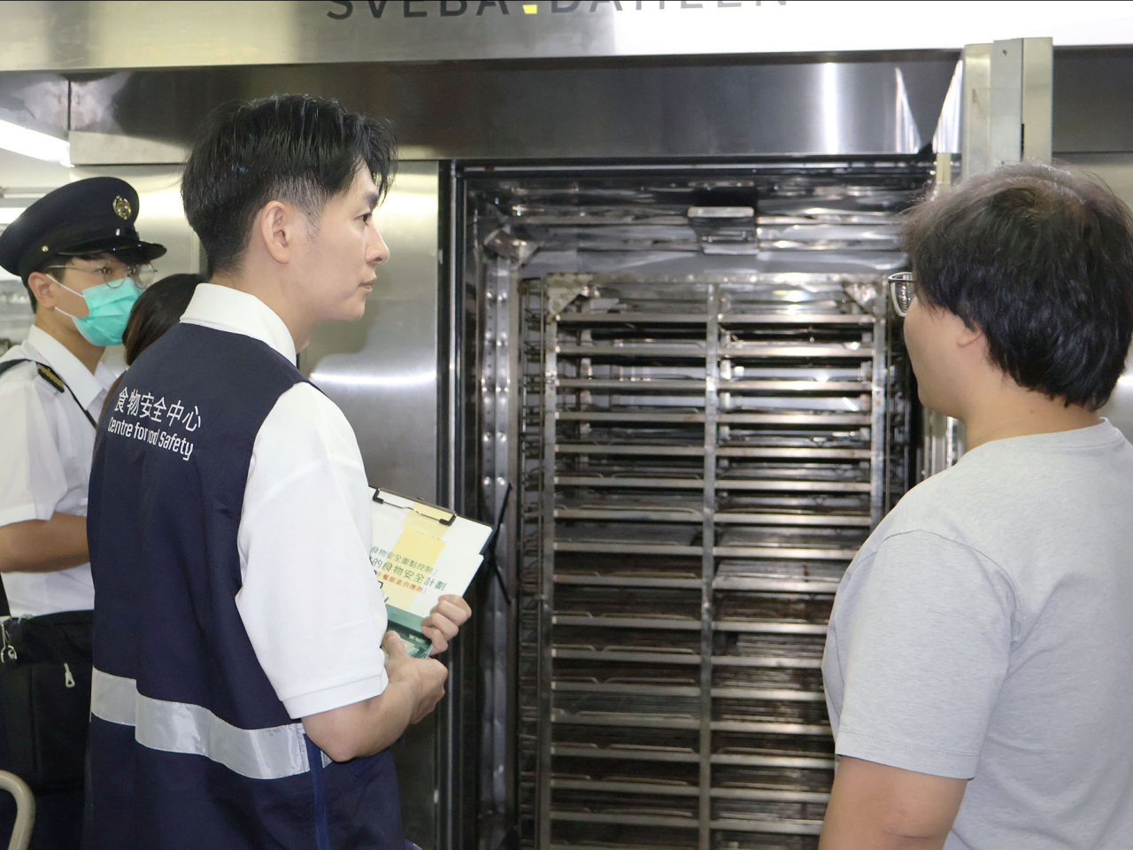 食物環境衞生署自七月起已巡查全港42間供應學校午膳飯盒的持牌食物製造廠，同時提醒負責人處理學生飯盒的正確方法。（政府新聞處）