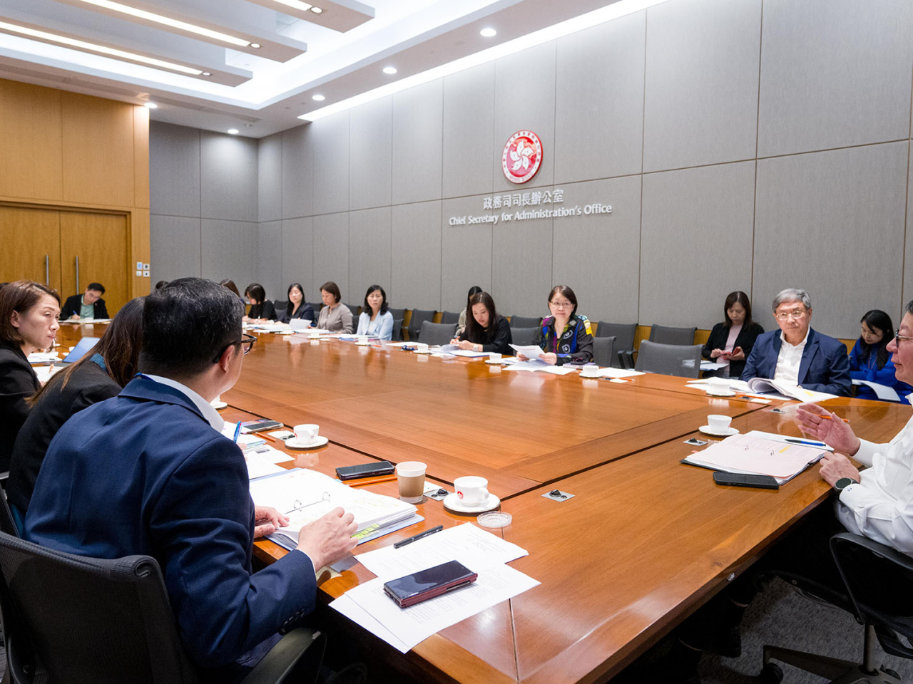 陳國基主持節慶安排跨部門工作小組會議，全面統籌並督導各政府部門就內地國慶黃金周期間接待訪港旅客的預備工作。（政府新聞處）