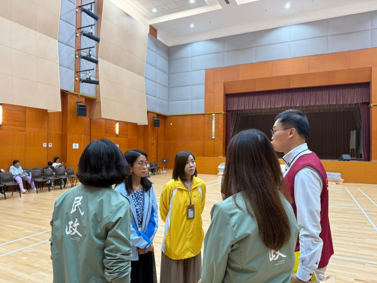 民政事務總署表示，今晚已開放15個臨時庇護中心予有需要的市民使用。（民青局社交專頁）