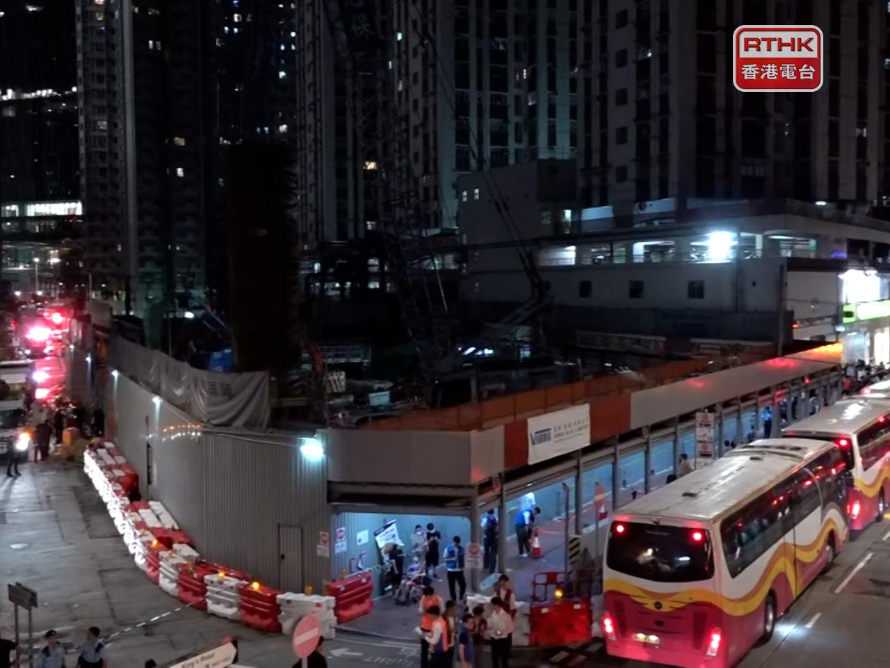 鰂魚涌濱海街一個地盤發現二戰時期遺留的空投炸彈。（周國安攝）