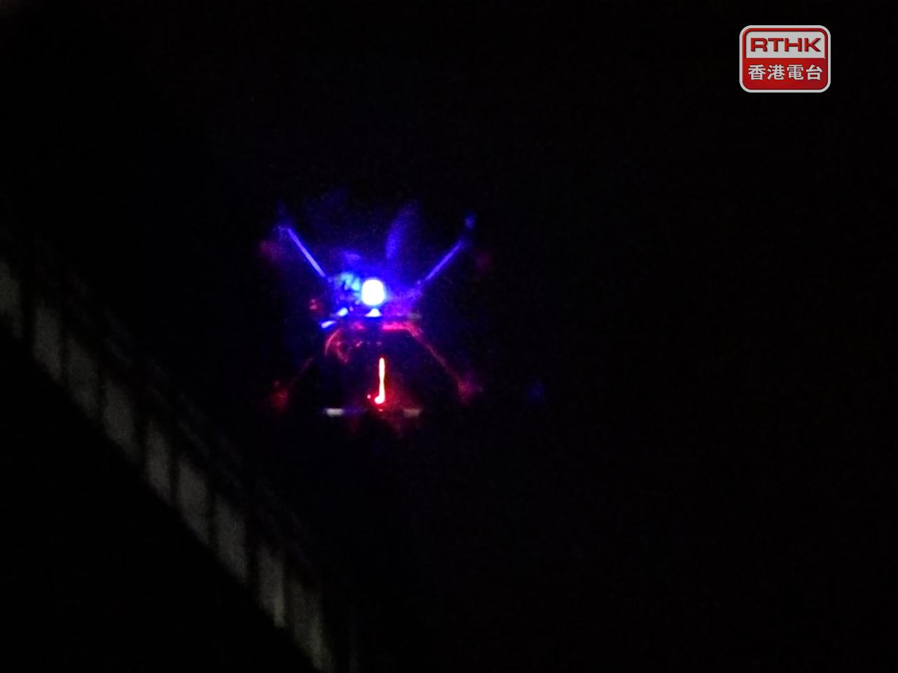 警方出動無人機，透過廣播呼籲附近居民撤離。（葉燿坤攝）