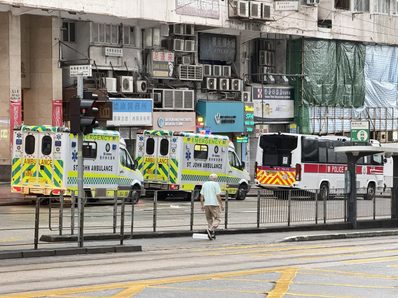 警車和救護車在場戒備。（任浩鋒攝）