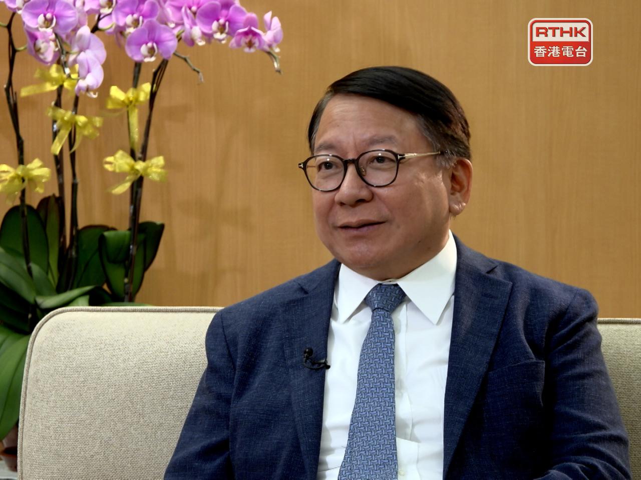 陳國基感謝受影響巿民合作，希望能夠在今日內盡快拆彈並解封。（港台圖片）