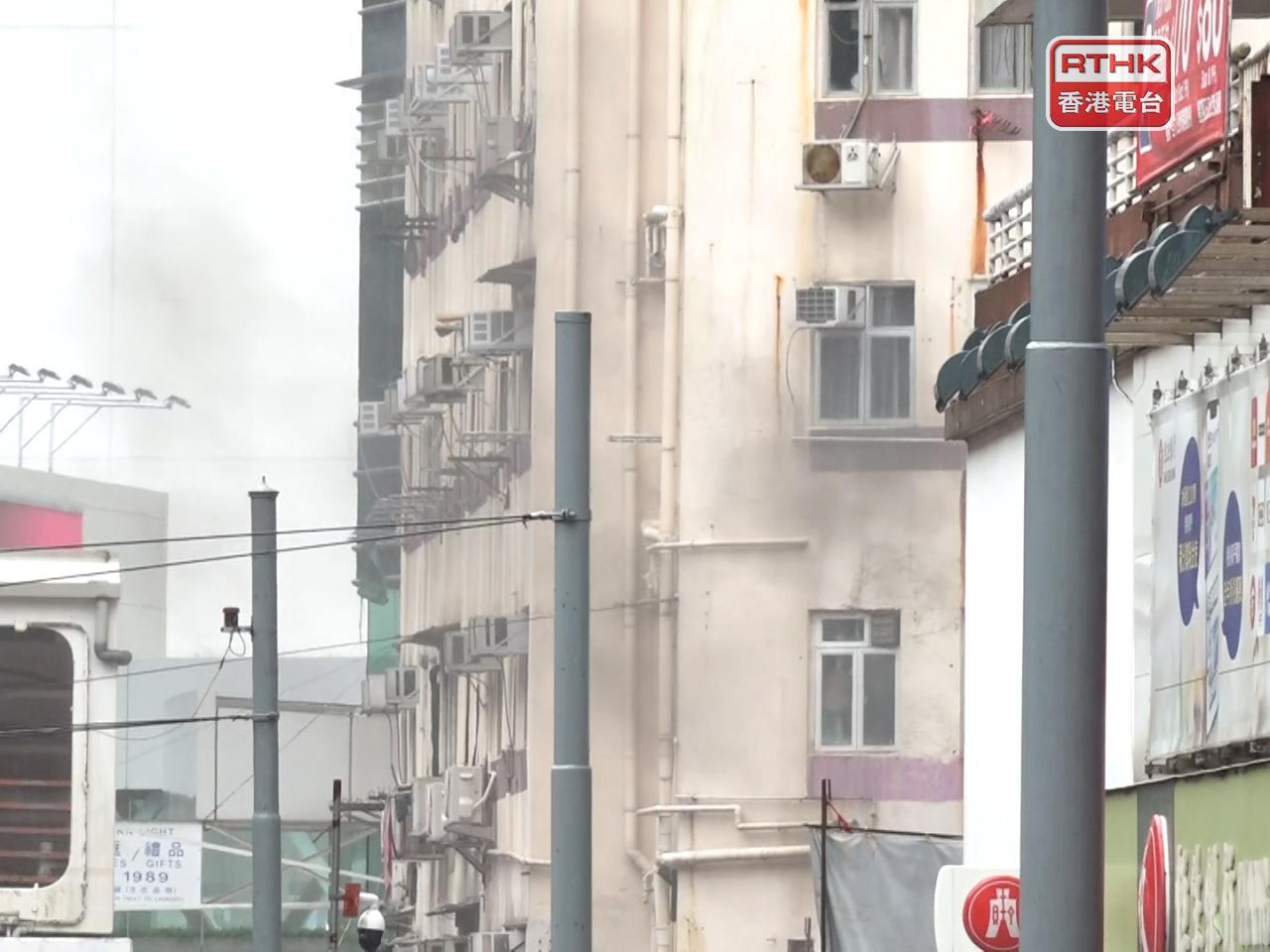 警方正處理鰂魚涌一個地盤發現的戰時炸彈，現場不時冒出黑煙。（施華駿攝）
