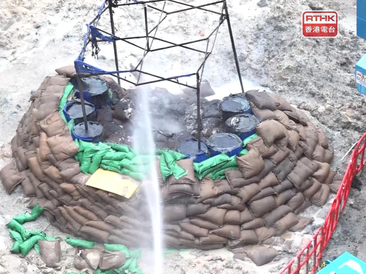 警方正處理鰂魚涌一個地盤發現的戰時炸彈，現場不時冒出黑煙。（施華駿攝）