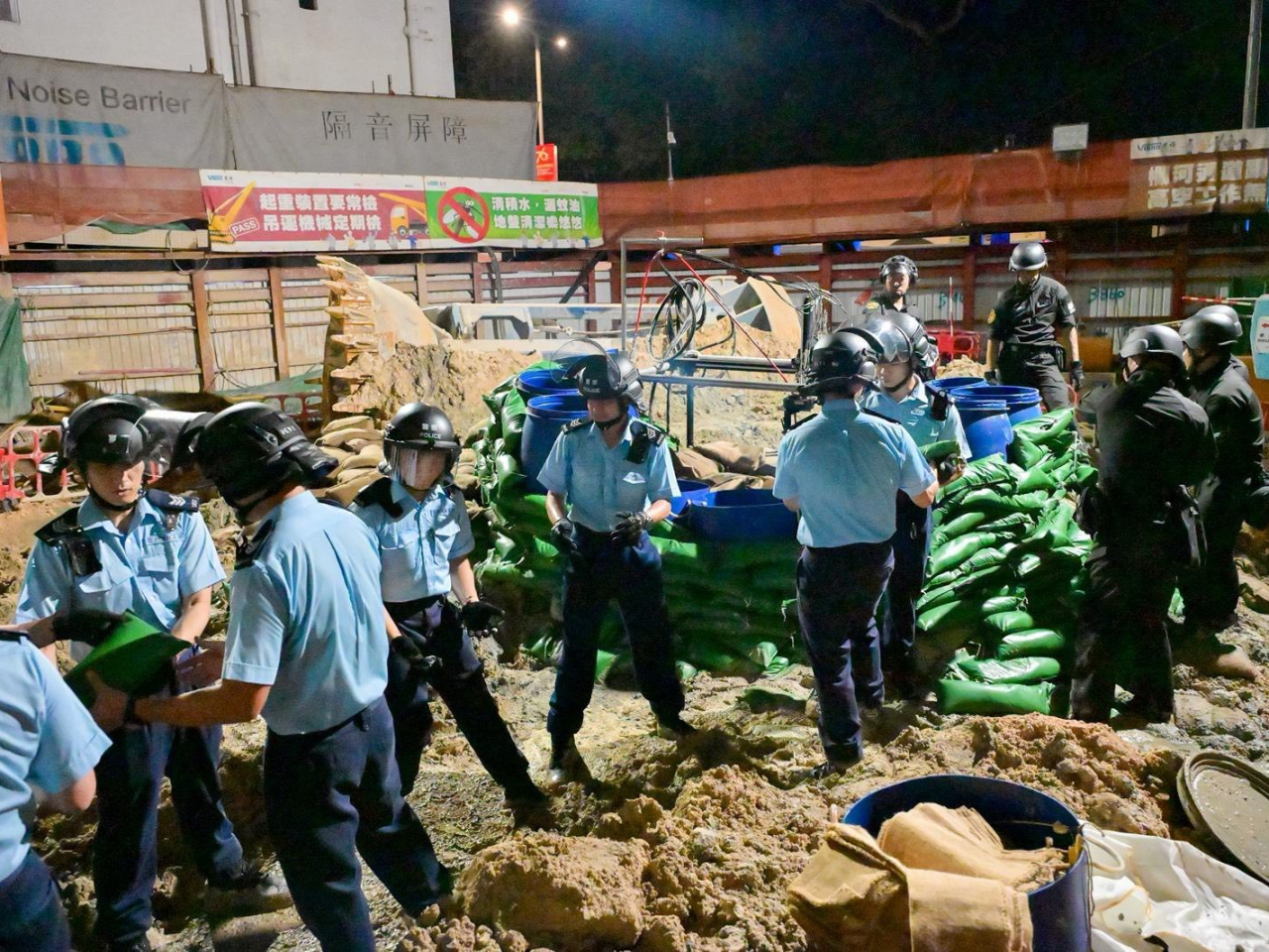 警方於早上11時48分銷毀所有炸藥。（警方提供）