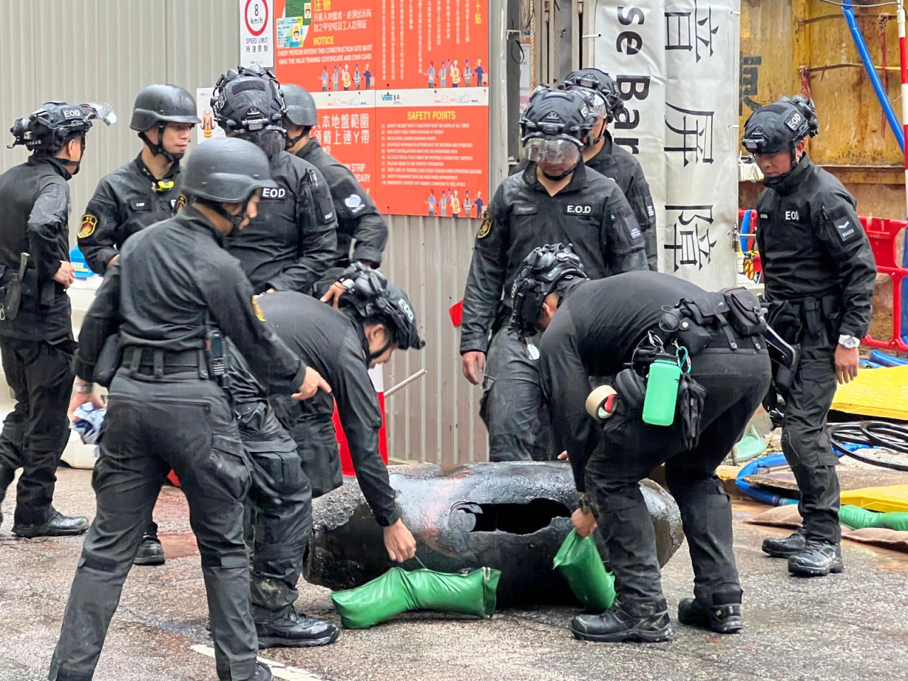 爆炸品處理課人員通宵處理後，早上完成工作。（警方提供）