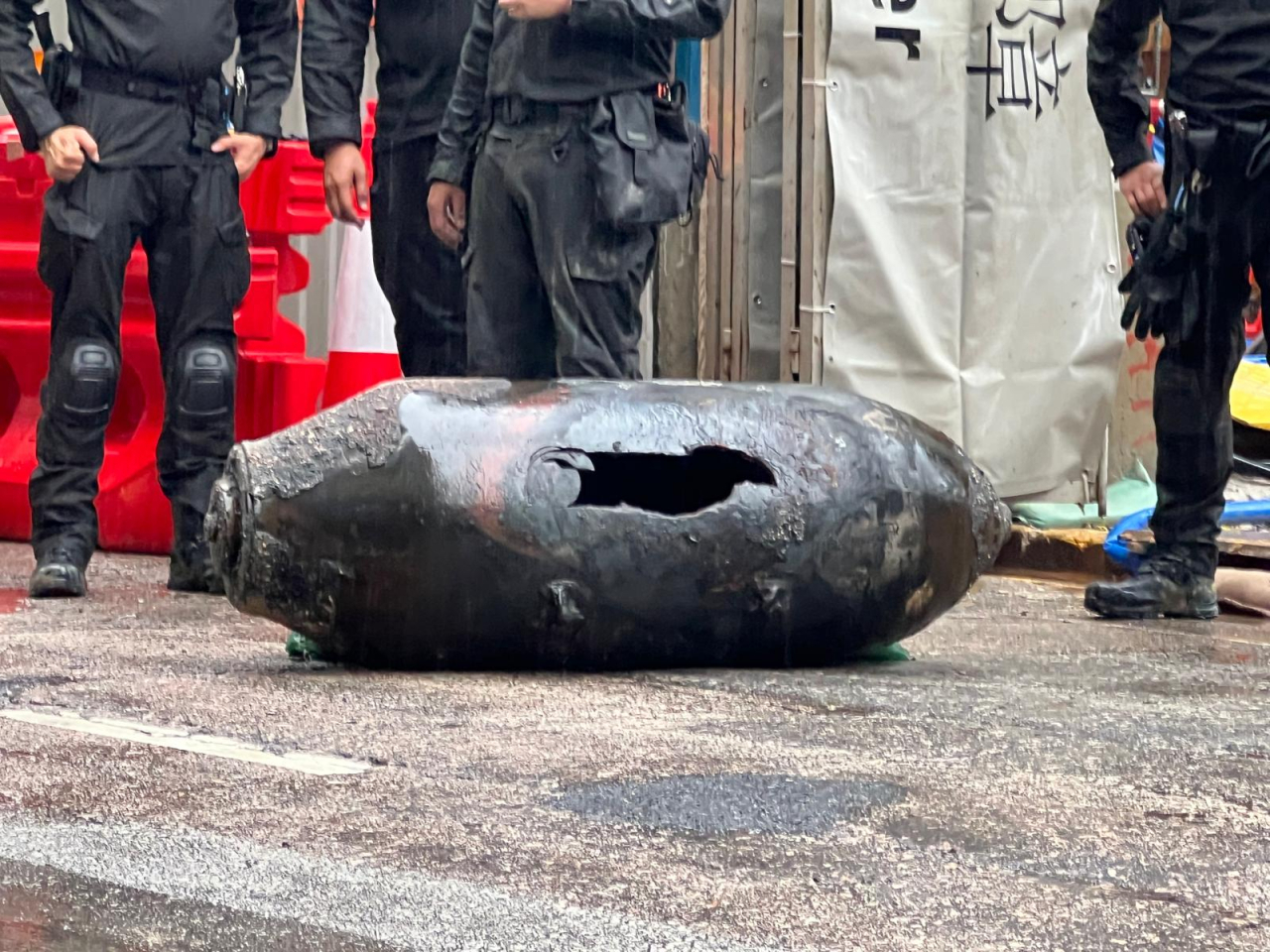 人員以切割工具在炸彈切開一個一呎長的洞口。（警方提供）