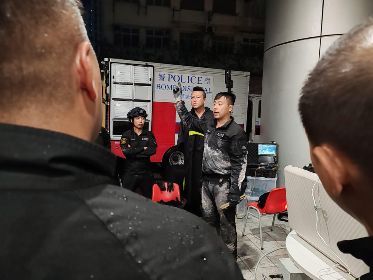 爆炸品處理課在凌晨2時開始拆彈程序。（警方提供）