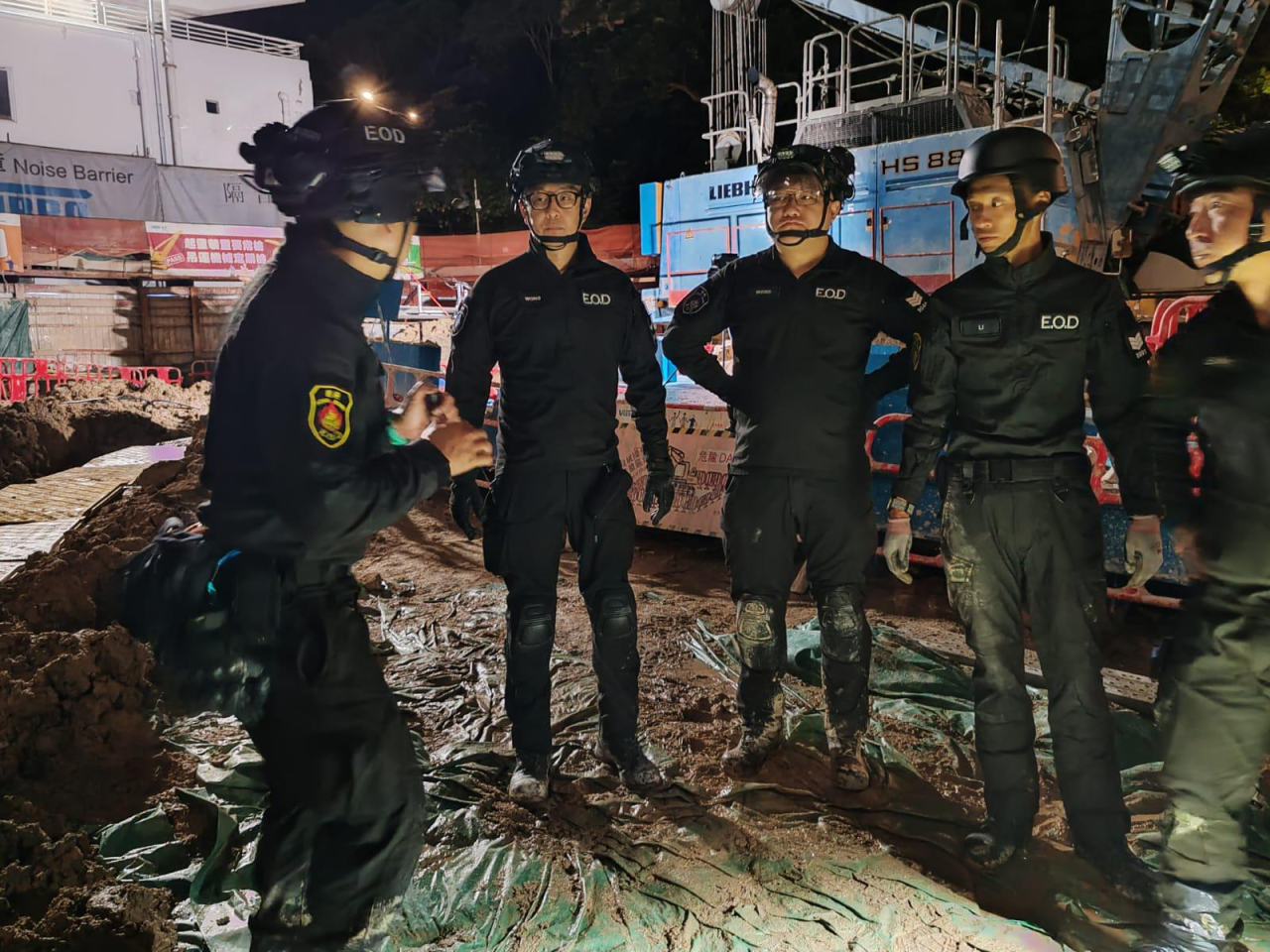 李展超說，通宵拆彈期間下大雨，不便處理重型工具。（警方提供）