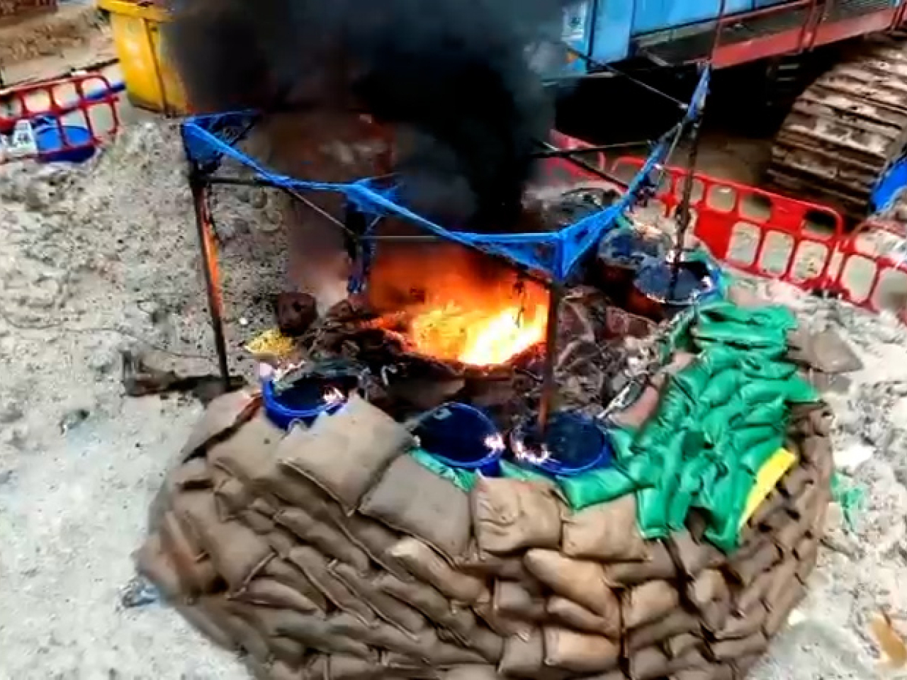 鰂魚涌濱海街地盤昨日發現戰時炸彈，警方通宵處理，拆彈工作至中午前完成。(警方提供)
