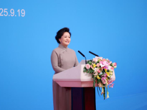 彭麗媛昨日在活動上致辭時稱，中國一直高度重視發展女性科學教育。（新華社）