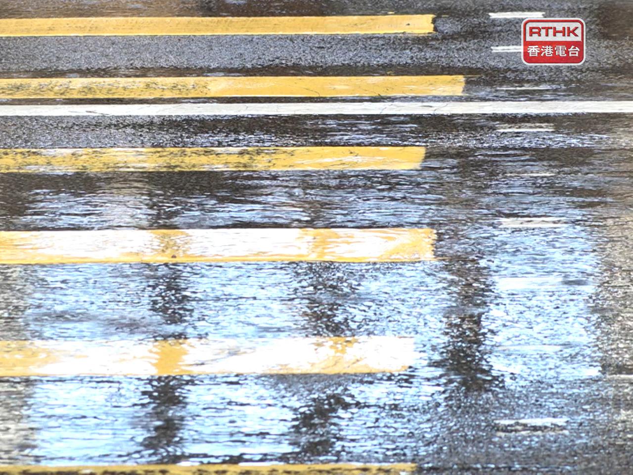 與米娜殘餘相關驟雨逐漸影響本港。（港台圖片）