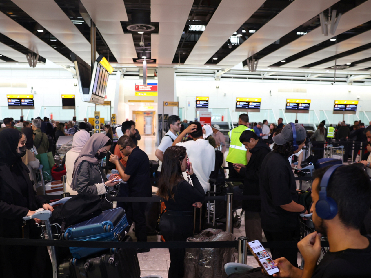 希斯路機場部分航空公司的櫃位大排長龍。（路透社）