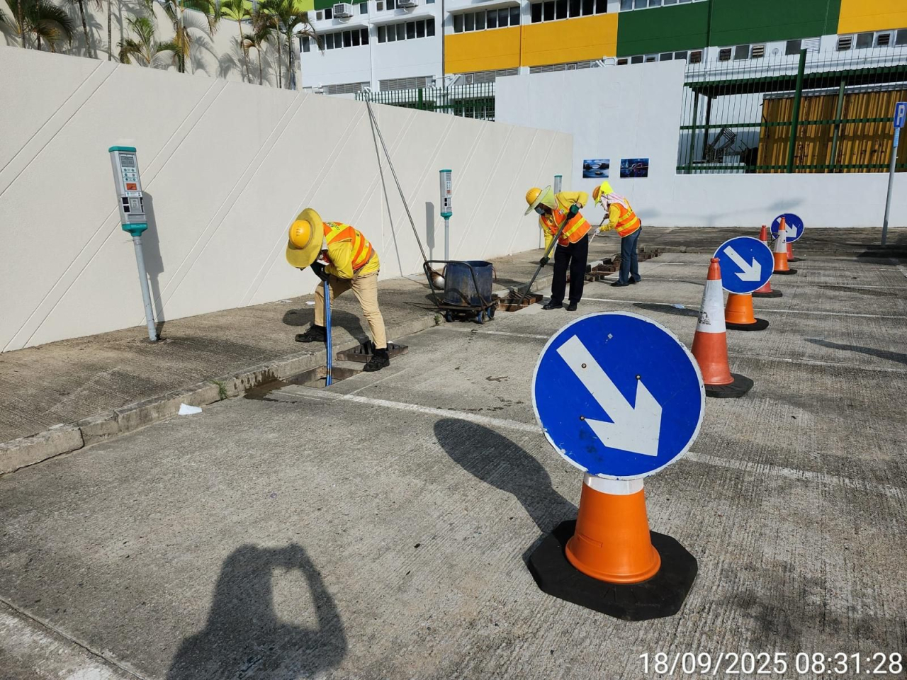 路政署已主動對全港容易因淤塞而引致水浸的公共道路路段進行特別檢查及清理。（路政署提供）