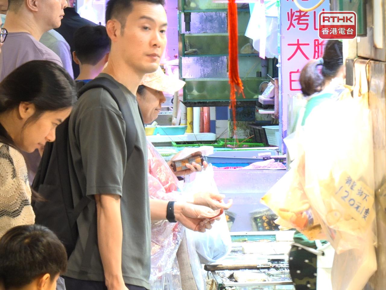 在九龍城街市，有市民表示因為應對打風，特意買多一些食材。（鍾家銘攝）