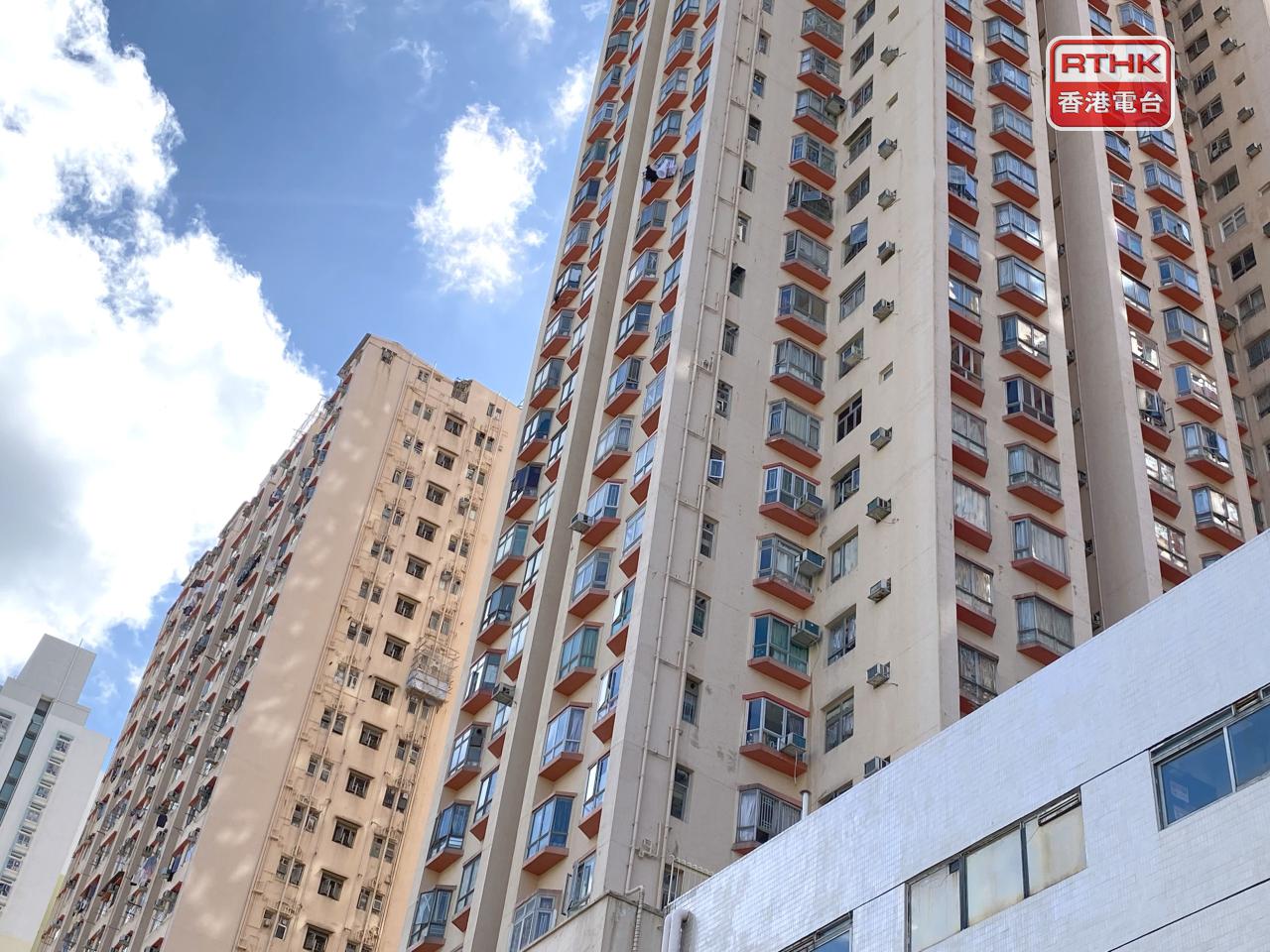 地產代理表示，減息利好樓市表現，但新盤搶客及天氣不穩，影響二手成交。（港台圖片）