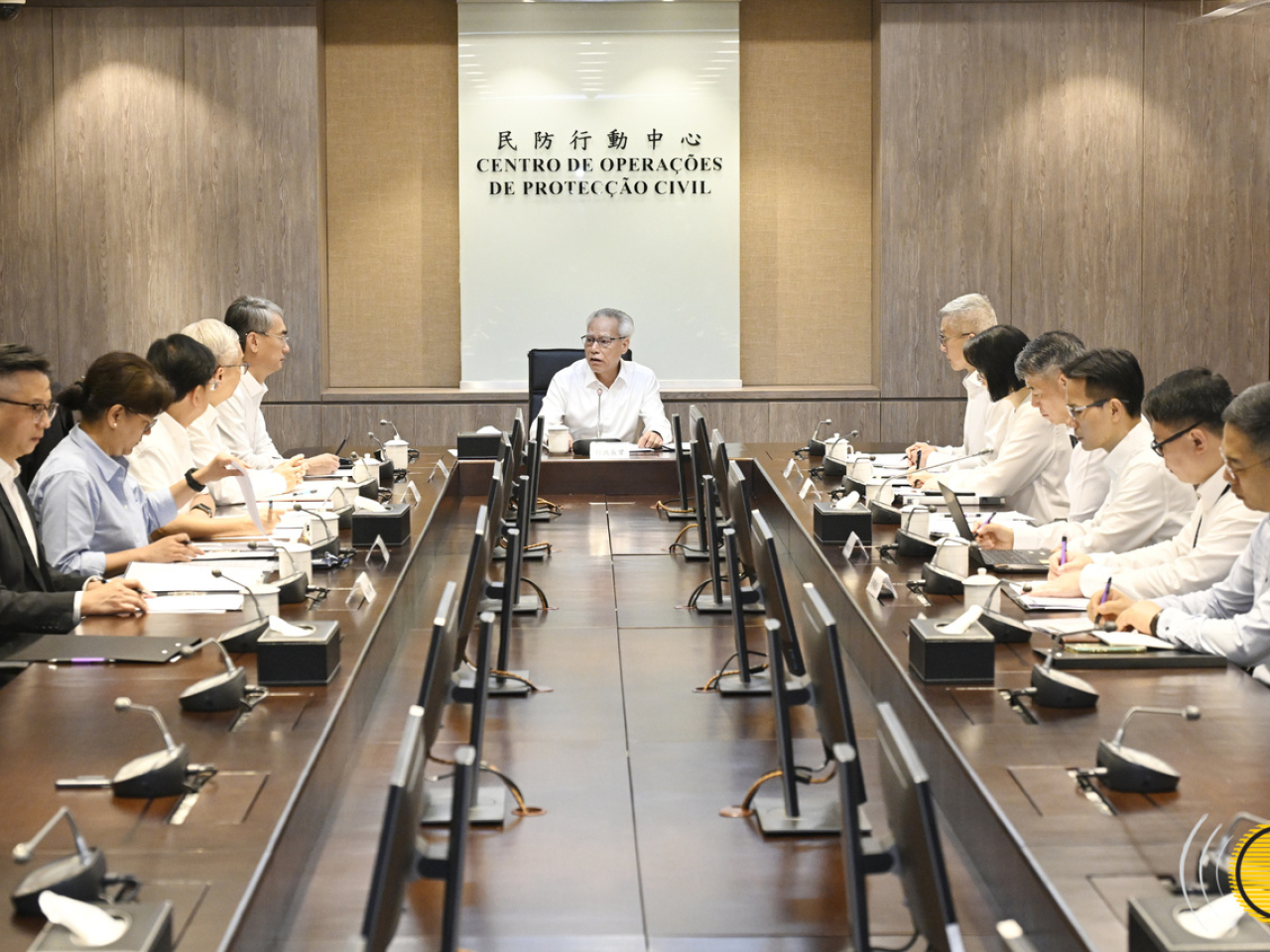 岑浩輝在民防行動中心主持特別會議，部署應對超強颱風“樺加沙”的各項工作。(澳門新聞局)