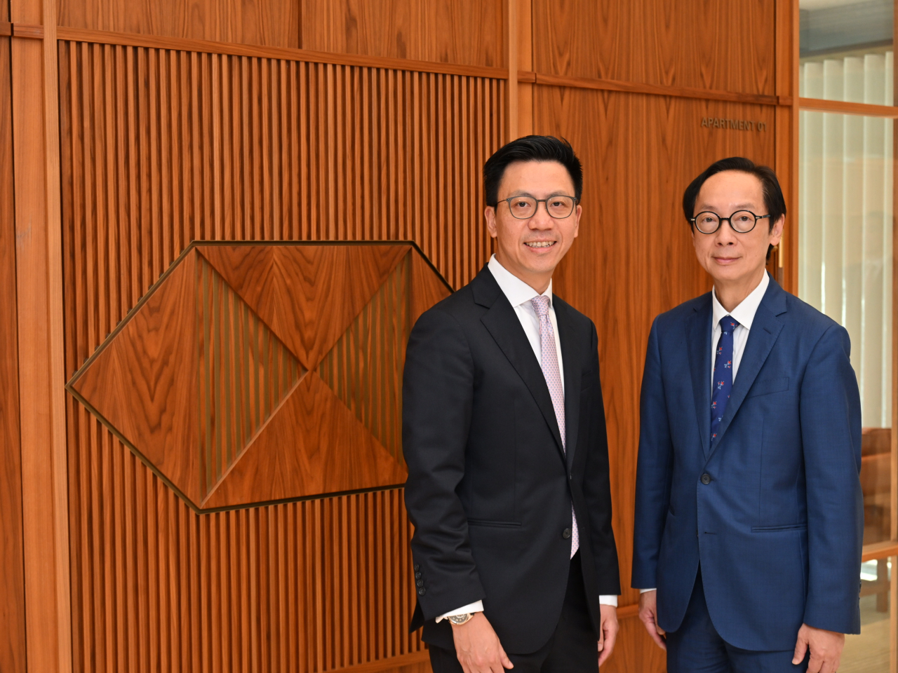 馮孝忠（右）稱人民幣資產和信貸是集團財務管理策略核心部分之一，很高興與滙豐合作。（滙豐提供）