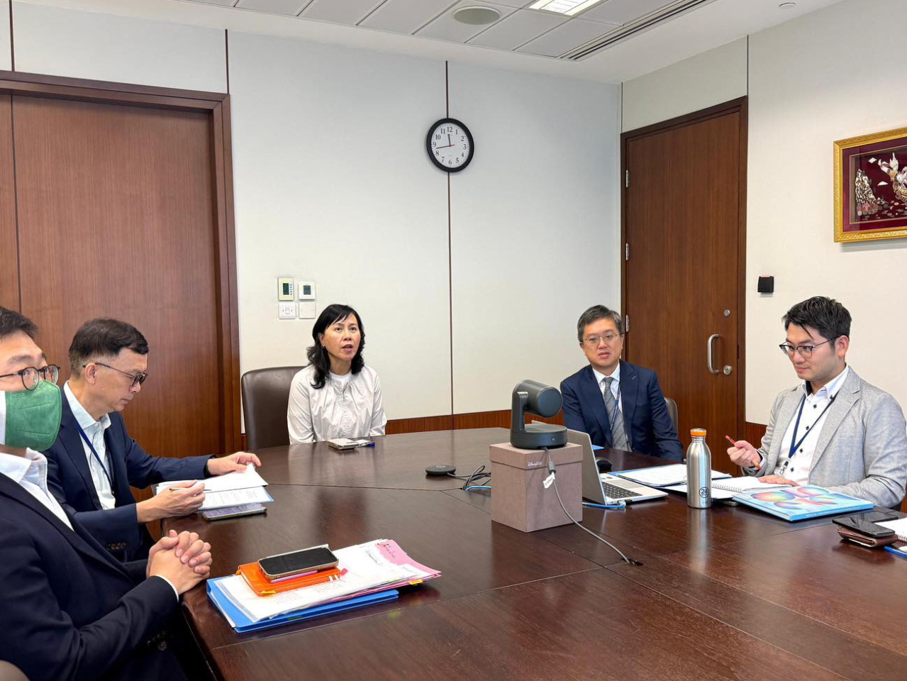 陳美寶聯同常任秘書長蔡傑銘、副局長廖振新，與機管局及民航處管理層召開緊急會議。（運物局社交網站）