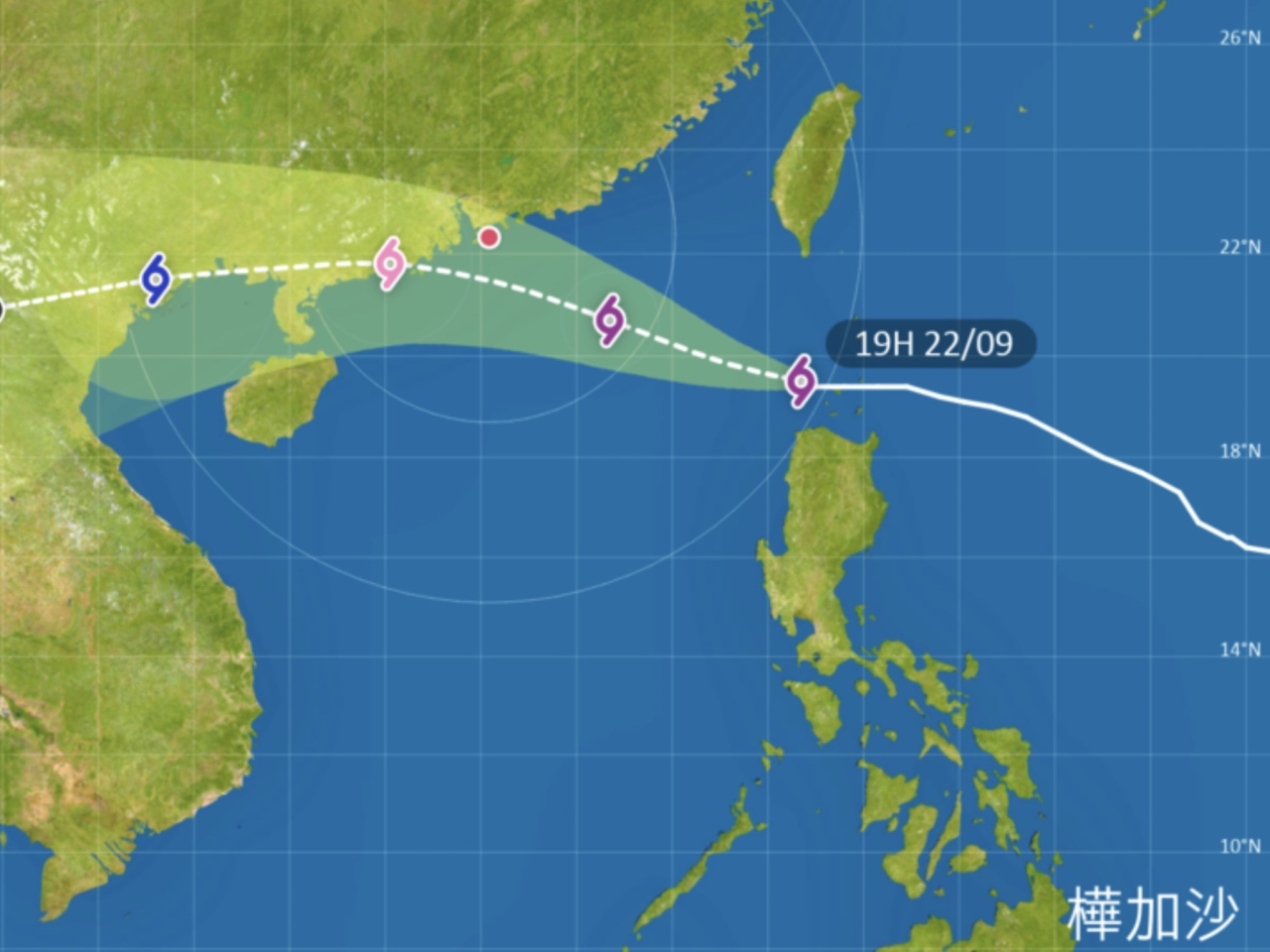 超強颱風樺加沙集結在香港之東南偏東，預料向西或西北偏西移動，橫過呂宋海峽並進入南海北部。（天文台網頁）