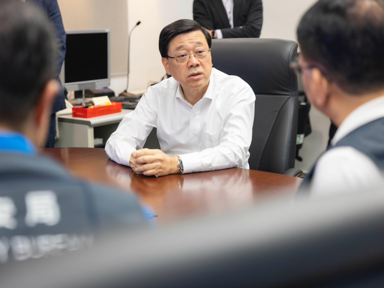 李家超已要求各司局長及部門首長不可低估颱風威力，必須做好超前部署。（李家超社交網站）