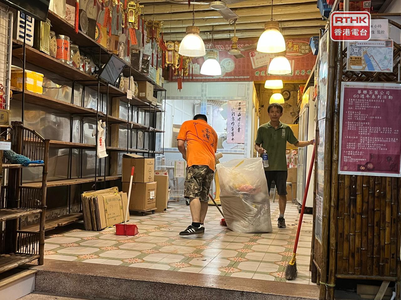 澳門低漥區十月初五街的店舖，臨近關店前負責人先清理地舖貨物，以防水浸。(鄭月明攝）