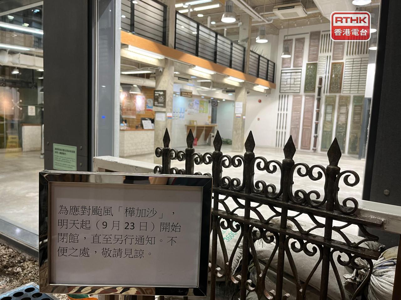 因應大機會出現水浸，澳門位於低漥區的公共圖書館，昨晚已清空地面層的閱讀區設施和圖書。(鄭月明攝)