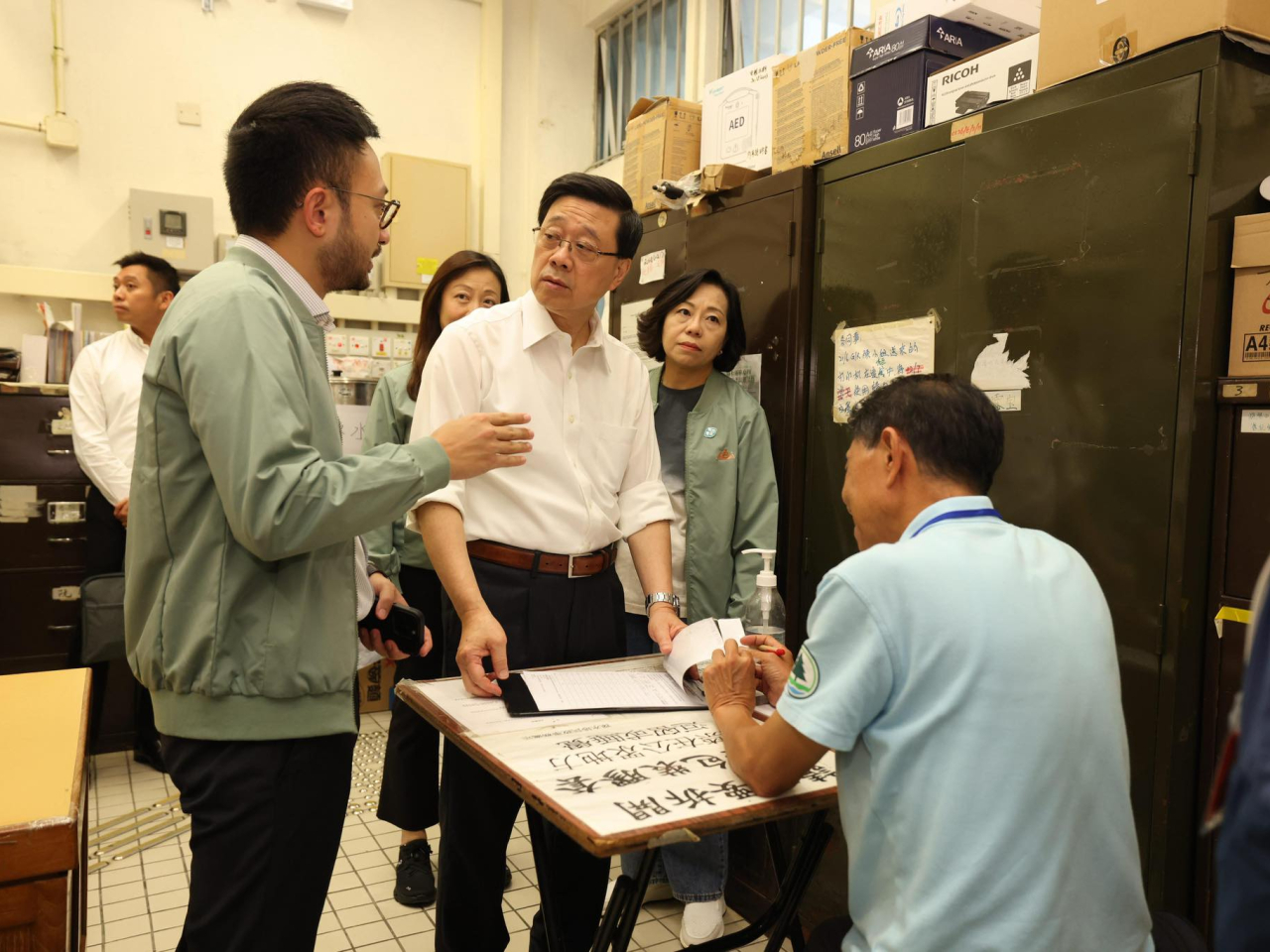 李家超在南昌臨時庇護中心了解中心設備及入住流程。（李家超社交網站圖片）
