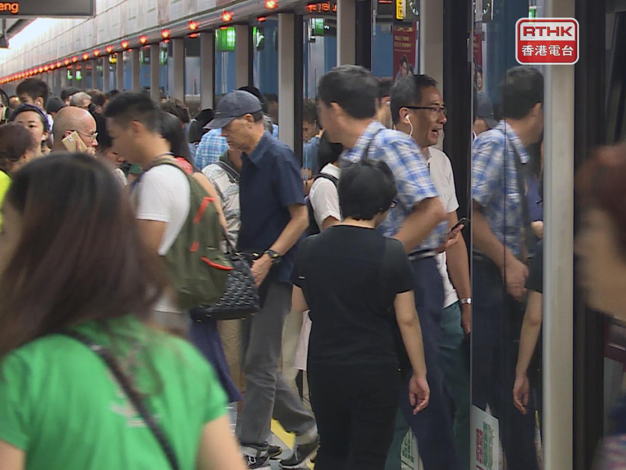 港鐵表示，列車、輕鐵和港鐵巴士服務將會陸續加強至繁忙時間班次。（港台圖片）