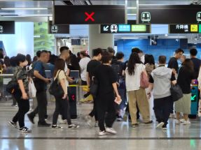 不少市民中午過後陸續下班回家　有超市出現排隊人龍