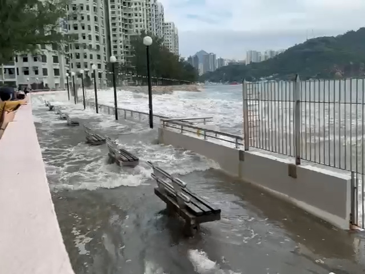 海水淹浸行人路。（市民提供）