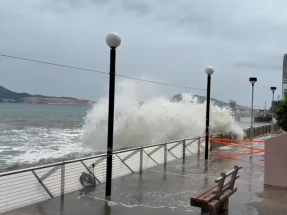 杏花邨有大浪湧向岸邊水柱從渠口噴出　海水淹浸行人路