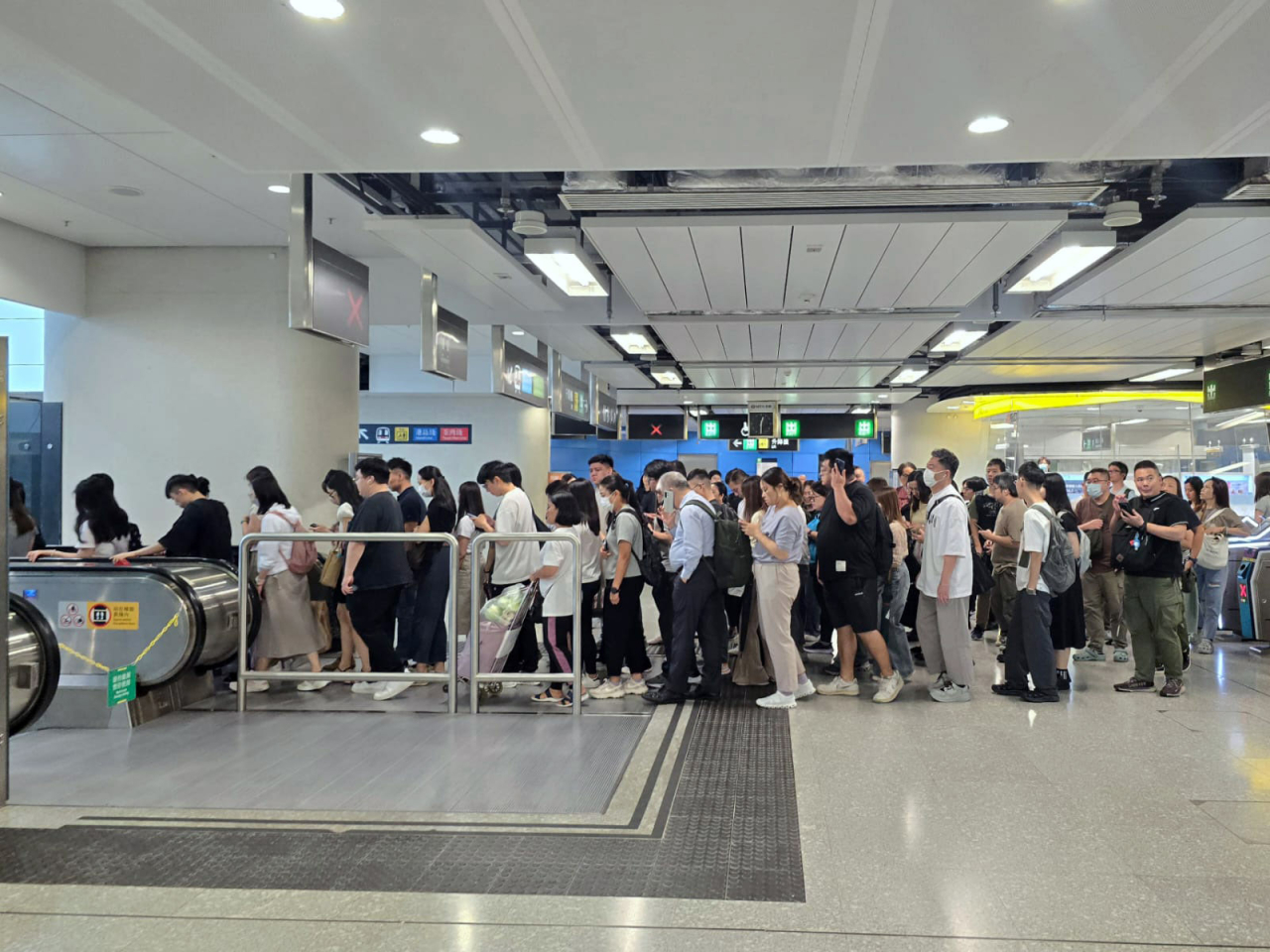 Residents rush home as the Observatory issued the Typhoon Number Eight Signal. Photo: RTHK