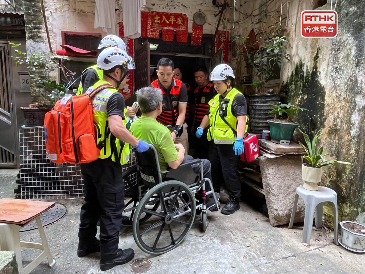 澳門民防中心下午開始協助在低窪地區有需要的長期病患長者撒離。（鄭月明攝）
