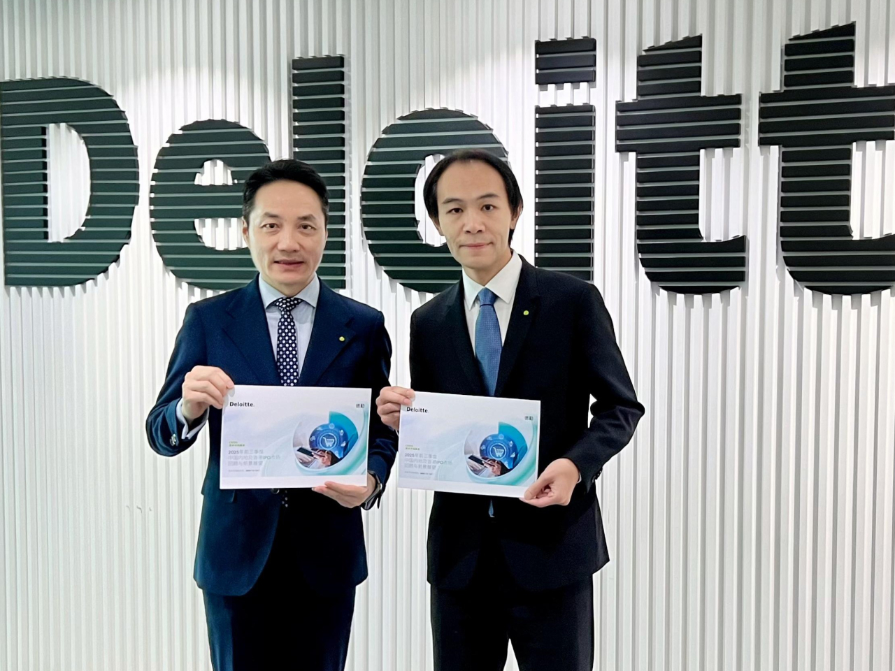歐振興（左）表示，海外資金持續流入本港，推動整體企業估值等，預計下季新股市場勢頭維持強勁。（德勤圖片）