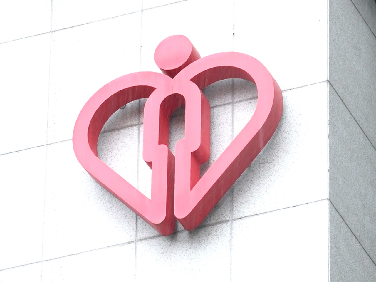 醫管局表示，截至下午4時50分，兩名男子和一名女子在風暴期間受傷。（港台圖片）