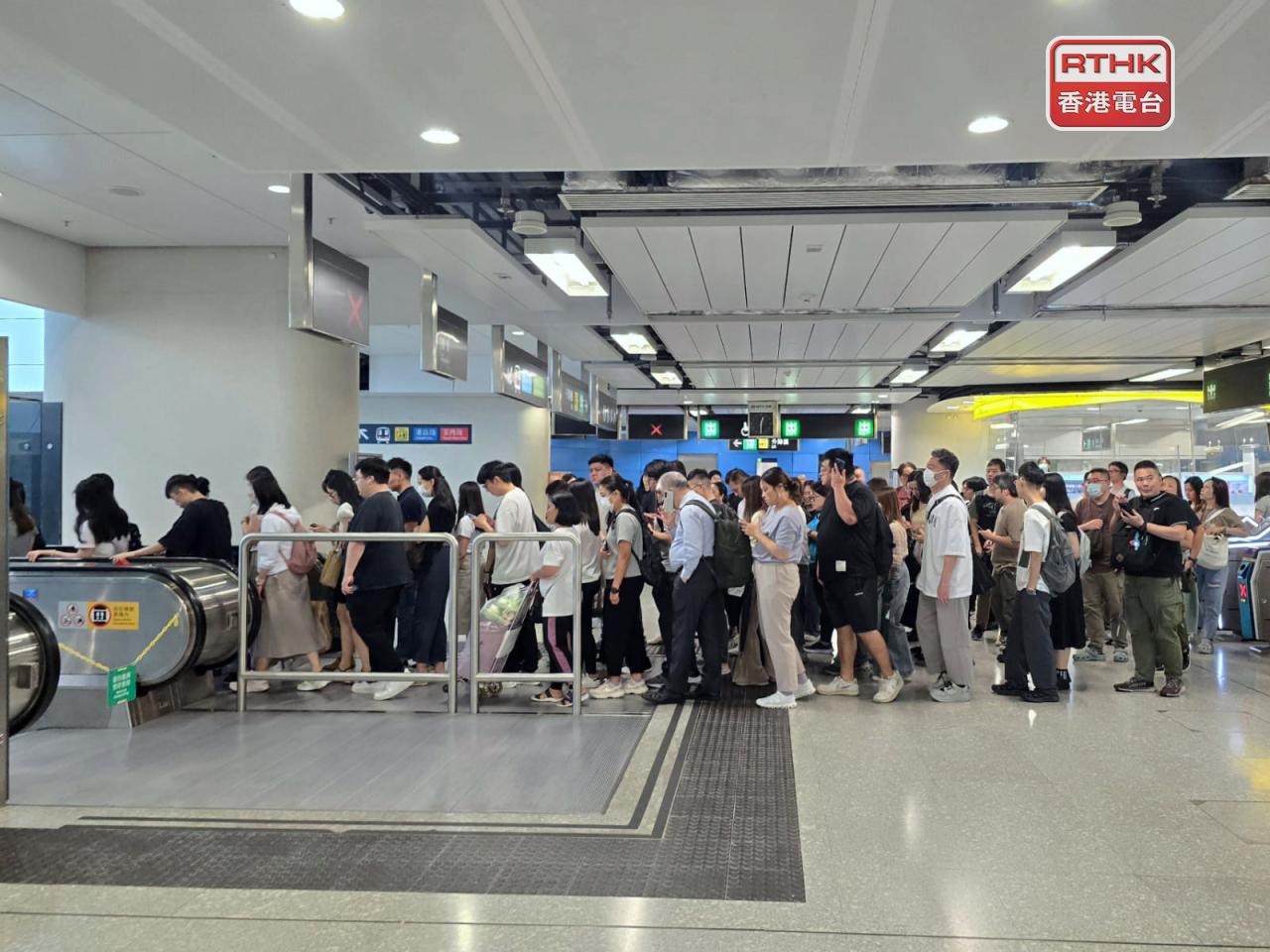 不少打工仔中午過後已可以提早下班。（王慧蓓攝）