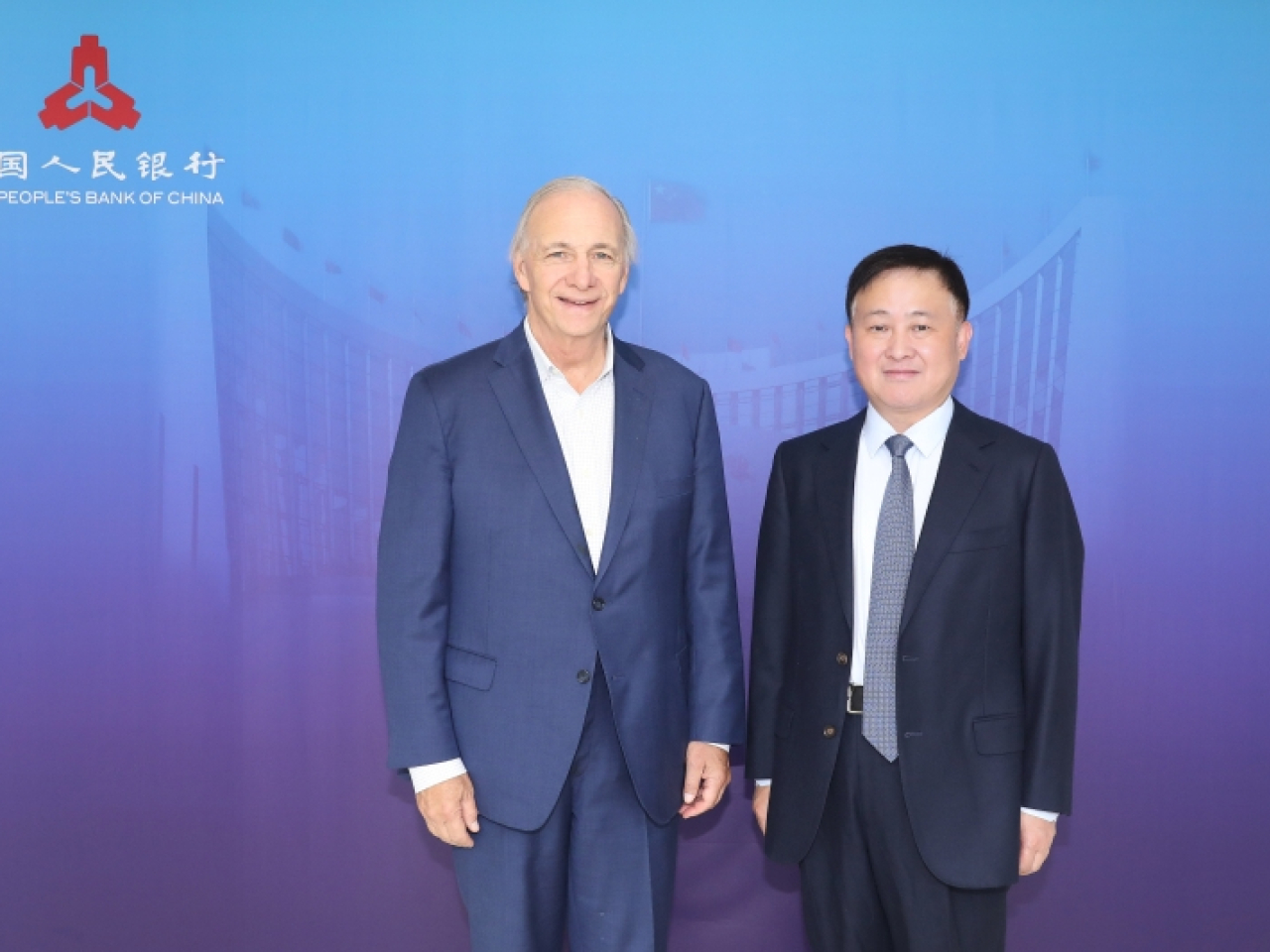 潘功勝會見橋水基金創始人達利歐，雙方就國際經濟形勢及金融市場動態等交換看法。（人行圖片）