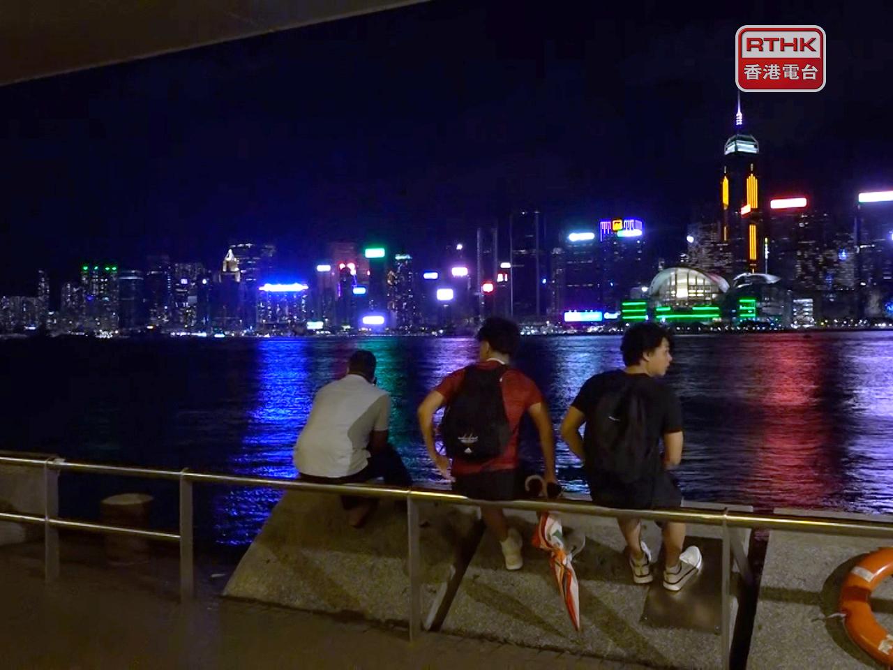 尖沙咀海傍晚上9時許，有市民和遊客前來看風景。（麥偉康攝）