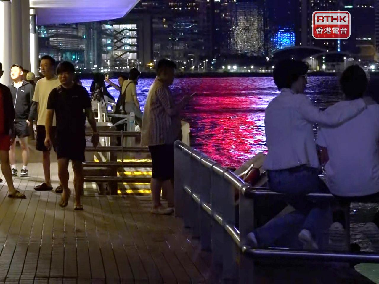 在尖沙咀海旁，晚上有市民和遊客外出看風景。（麥偉康攝）