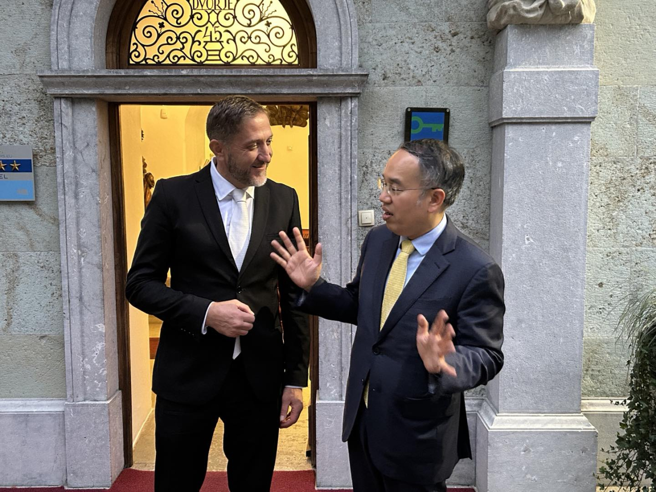 許正宇與Klemen Boštjančič討論盡早啟動全面性避免雙重課稅協定磋商。（財庫局社交網頁圖片）