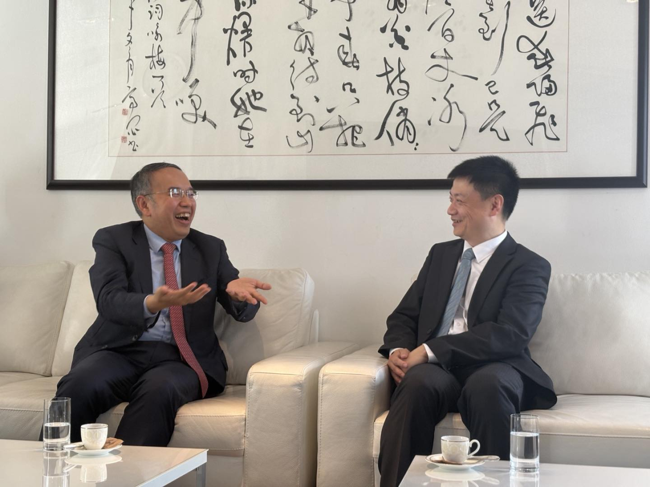 許正宇拜會趙炳輝，討論到內地企業「出海」最新趨勢和機遇，香港如何服務好相關需求。（財庫局社交網頁圖片）