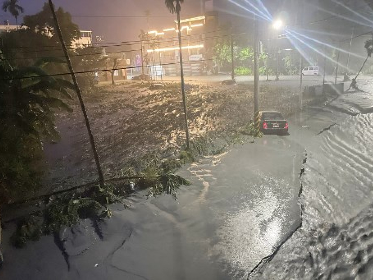 樺加沙為台灣多地帶來惡劣天氣。（法新社）