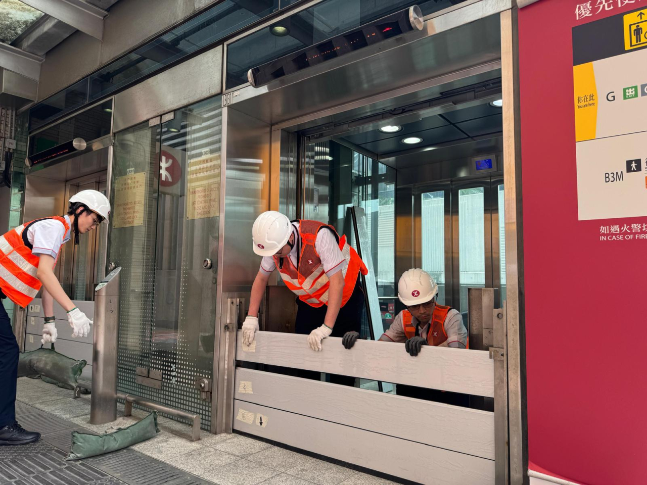 港鐵加緊巡查各車站及鐵路設施，並設置防洪設備以作預防。（港鐵社交網站圖片）