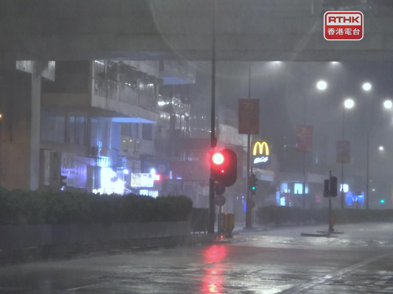 在旺角街頭，可見強風夾雜大雨。（陳韋丞攝）