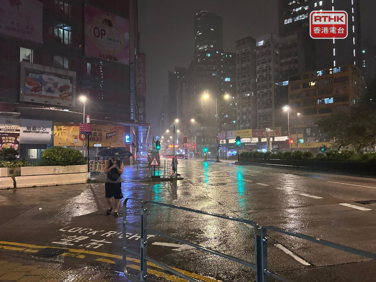 在大風雨下，途人手持雨傘都全身濕透。（林漢山攝）