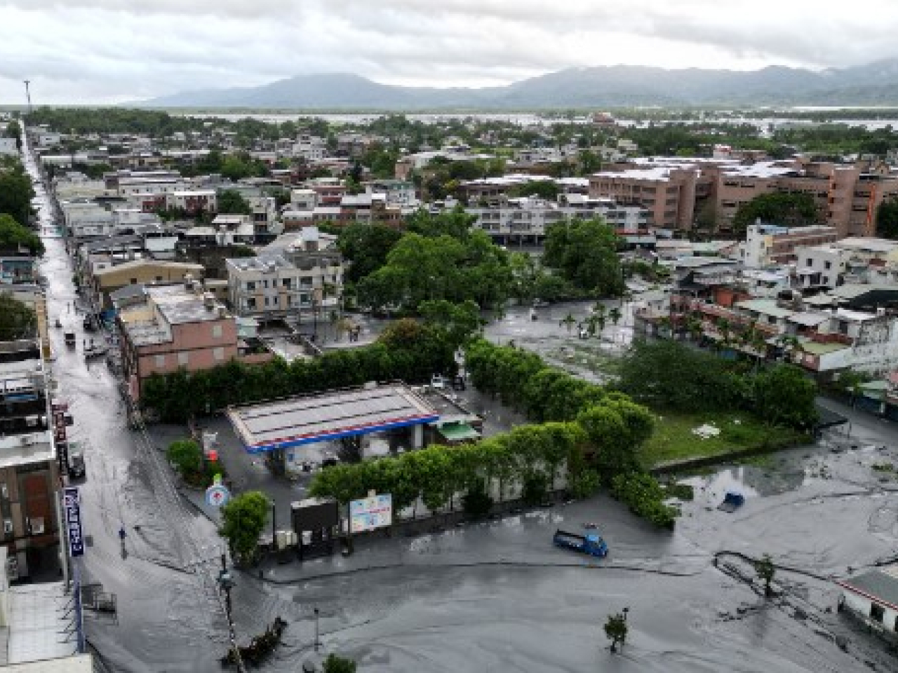 樺加沙的外圍環流持續影響台灣東部、北部及南部海岸區域。（法新社）